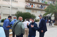 Ο Νίκος Χαρδαλιάς στο ξενοδοχείο, που τέθηκε σε καραντίνα και φιλοξενούνται πρόσφυγες και μετανάστες στο Κρανίδι  