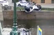 Αυτοκίνητο «τούμπαρε» δίπλα στο ποτάμι έπειτα από αστυνομική καταδίωξη στην Αγία Πετρούπολη