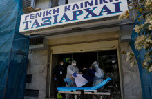 Ασθενείς μεταφέρονται από την κλινική «Ταξιάρχα» στο Περιστέρι