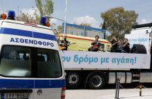 «Από τον δρόμο με αγάπη»: Η Άλκηστις Πρωτοψάλτη τραγουδά έξω από το Μέγαρο Μαξίμου