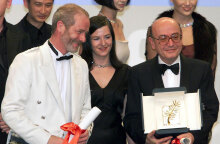 Ο Θεόδωρος Αγγελόπουλος παραλαμβάνει τον «Χρυσό Φοίνικα» των Καννών για την ταινία του «Μια Αιωνιότητα και μια μέρα». Εδώ ποζάρει με τον Άγγλο ηθοποιό Κένεθ Λόουτς