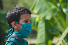 Παιδί προστατεύεται από τον κορωνοϊό με μάσκα