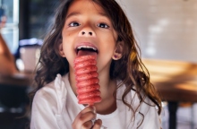 Εύκολες συνταγές για γλυκά που μπορείτε να φτιάξετε μαζί με τα παιδιά σας / Κέικ με σιρόπι λεμονιού