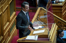 Ο Κυριάκος Μητσοτάκης μιλάει στη Βουλή μέσα από προστατευτικό πλέξιγκλας λόγω κορωνοϊού