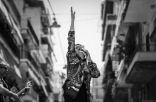 Η Άλκηστις Πρωτοψάλτη τραγουδάει στους δρόμους της Αθήνας και έξω από νοσοκομεία σε κινητή συναυλία