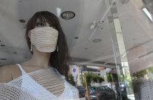 Κούκλα βιτρίνας καταστημάτων ρούχων με μάσκα λόγω κορωνοϊού