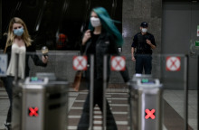 Έρευνα: Το 35% πιστεύει ότι ο κορωνοϊός φτιάχτηκε από άνθρωπο 