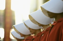 «Οι διαθήκες»: Η Μάργκαρετ Άτγουντ γράφει τον επίλογο της πολυσυζητημένης «Ιστορίας της θεραπαινίδας»