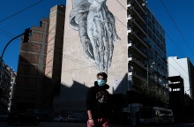 ΚΟΡΟΝΟΙΟΣ ΓΚΡΑΦΙΤΙ ΠΑΝΔΗΜΙΑ ΜΑΣΚΑ ΠΕΙΡΑΙΩΣ