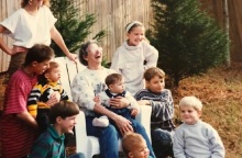 Η Τζην  Ο Μπράιαν με ενιά από τα 13 εγγόνια της, το 1990