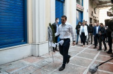 Στο σημείο που θα στηθεί η πλακέτα μνήμης  στα θύματα της Marfin κατέθεσε στεφάνι ο πρόεδρος του ΣΥΡΙΖΑ, Αλέξης Τσίπρας. 