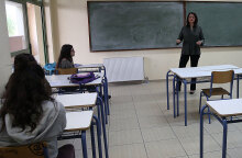 Η υπουργός Παιδείας Νίκη Κεραμέως μιλάει στα παιδιά της Γ' Λυκείου που είναι στην τάξη για το πρώτο μάθημα μετά την μερική άρση των περιοριστικών μέτρων που έιχαν επιβληθεί για την εξάπλωση της πανδημίας, Αθήνα Δευτέρα 11 Μαίου 2020