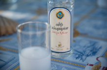 11 τόνους καθαρό οινόπνευμα προσφέρει η Ποτοποιία Πλωμαρίου Ισίδωρος Αρβανίτης