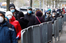 ΗΠΑ- Άνεργοι περιμένουν στην ουρά για διανομή τροφίμων στο Μπρούκλιν 