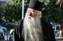 Ο Αμβρόσιος αφόρισε Μητσοτάκη, Κεραμέως και Χαρδαλιά -Έφυγαν πιστοί από την εκκλησία