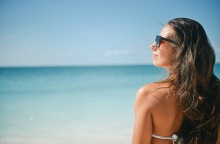 Λαμπερή και στην παραλία με ενέσιμες θεραπείες