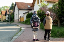 Δύο παιδιά πάνε σχολείο