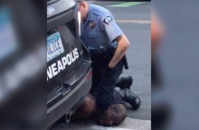 Αστυνομικός πατάει στο λαιμό Αφροαμερικανό