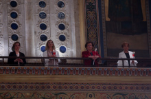 Πιστοί στον εξώστη της εκκλησίας