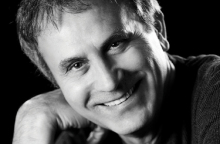 Συνέντευξη: Ο Γιώργος Νταλάρας μιλάει στην ATHSN VOICE για τα 50 του χρόνια στο τραγούδι, τη μουσική, τη ζωή του, το βιβλίο του