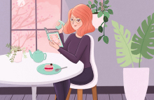 Γυναίκα διαβάζει βιβλίο ενώ πίνει τσάι και τρώει