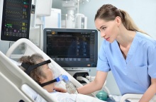 Ασθενής και γιατρός στο νοσοκομείο