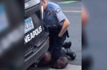Αστυνομικός πατάει με το γόνατο τον λαιμό Αφροαμερικανού