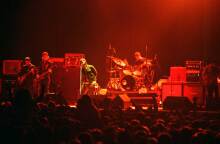 Στιγμιότυπο από συναυλία την συναυλία των Oasis στην Αθήνα το 2000