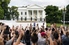 Διαδηλωτές έξω από τον Λευκό Οίκο