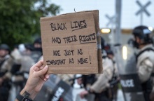 Πανώ κατά των φυλετικών διακρίσεων