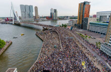 Κορωνοϊός: Συνωστισμός σε διαδήλωση στο Ρότερνταμ για τη δολοφονία του Τζορτζ Φλόιντ - Αστυνομικοί ζήτησαν από τους διαδηλωτές να πάνε σπίτια τους