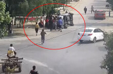 Περαστικοί επαναφέρουν αυτοκίνητο που «τούμπαρε» και σώζουν οδηγό και συνοδηγό