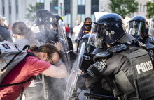 Διαδηλωτής και αστυνομικοί στη Νέα Υόρκη σε διαδήλωση διαμαρτυρίας μετά τη δολοφονία του Τζορτζ Φλόιντ