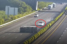 Όχημα Tesla στον αυτόματο πιλότο «καρφώνεται» σε φορτηγό που έχει ανατραπεί σε αυτοκινητόδρομο