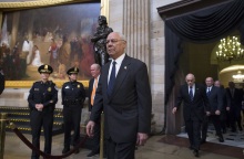 Υπέρ του υποψήφιου των Δημοκρατικών τάχθηκε με δηλώσεις του ο Ρεπουμπλικανός πρώην υπουργός Εξωτερικών των ΗΠΑ, Κόλιν Πάουελ