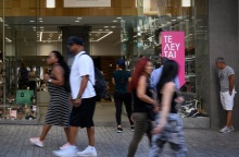 Η Δευτέρα 8 Ιουνίου, αργία του Αγίου Πνεύματος, φέρνει αλλαγές στη λειτουργία της αγοράς και του δημοσίου και ιδιωτικού τομέα