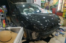 Αμάξι μπήκε μέσα σε Σούπερ Μάρκετ