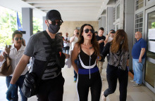 Στον εισαγγελέα η παρουσιάστρια που πέταξε νερό στον Χαρδαλιά