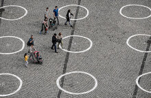 Πανδημία κορωνοϊού: Κύκλοι στο έδαφος για την τήρηση της κοινωνικής απόστασης στο Ντίσελντορφ της Γερμανίας