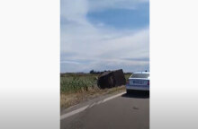 Φορτηγό βγήκε εκτός δρόμου και ανετράπη στην Εγνατία Οδό