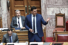 Ο υπουργός Υγείας Βασίλης Κικίλιας στη Βουλή