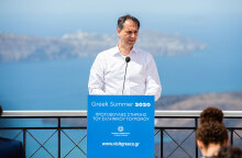 Ο Χάρης Θεοχάρης παρουσίασε από τη Σαντορίνη το άνοιγμα του Τουρισμού - Το πρόγραμμα «Τουρισμός για Όλους» που στέλνει διακοπές 250.000 Έλληνες πολίτες