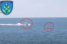 Στελέχη της Τουρκικής Ακτοφυλακής συνοδεύουν βάρκα με μετανάστες ανοικτά της Λέσβου