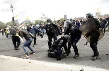 Επεισόδια στη Γαλλία: Ξύλο μεταξύ διαδηλωτών και αστυνομικών - Πεδίο μάχης το Παρίσι