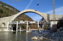 Φωτογραφία που δόθηκε στη δημοσιότητα από το Υπουργείο Πολιτισμού και εικονίζει το Γεφύρι της Πλάκας αποκατεστημένο
