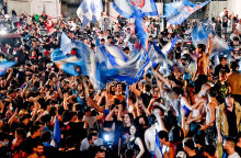 Ποιος κορωνοϊός στην Ιταλία; «Κάηκε» η Νάπολη μετά την κατάκτηση του Κυπέλλου - Φιλιά, αγκαλιές και ο ένας πάνω στον άλλο χωρίς μάσκες και κοινωνικές αποστάσεις