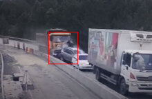 Φορτηγό «καρφώνεται» πάνω σε προπορευόμενα αυτοκίνητα στη Ρωσία - Δύο νεκροί