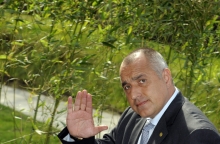 Οι φωτογραφίες που δείχνουν τον Μπόικο Μπορίσοφ να κοιμάται πλάι σε ένα πιστόλι τροφοδοτούν άλλο ένα επεισόδιο στην κόντρα του Βούλγαρου πρωθυπουργού με τον πρόεδρο της χώρας 