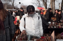 Μία κοπέλα στο Βερολίνο ψωνίζει βιβλία με μάσκα