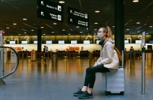 Κοπέλα με μάσκα στο αεροδρόμιο